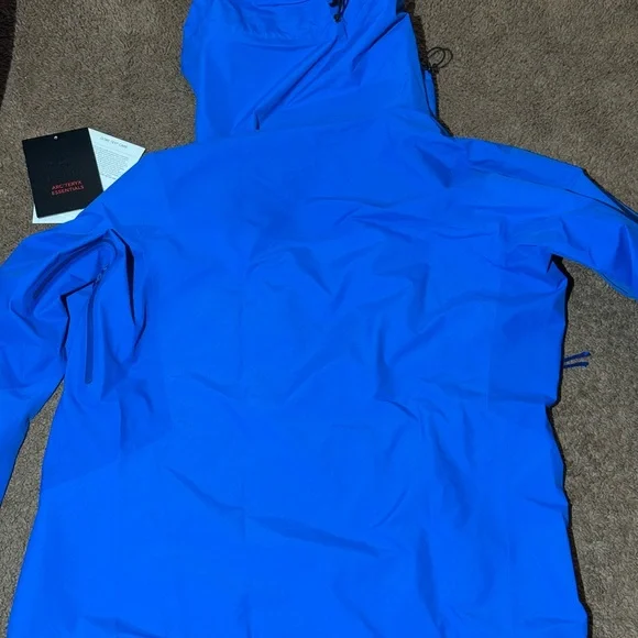 Blue Raincoat with High Collar and Streamlined Silhouette